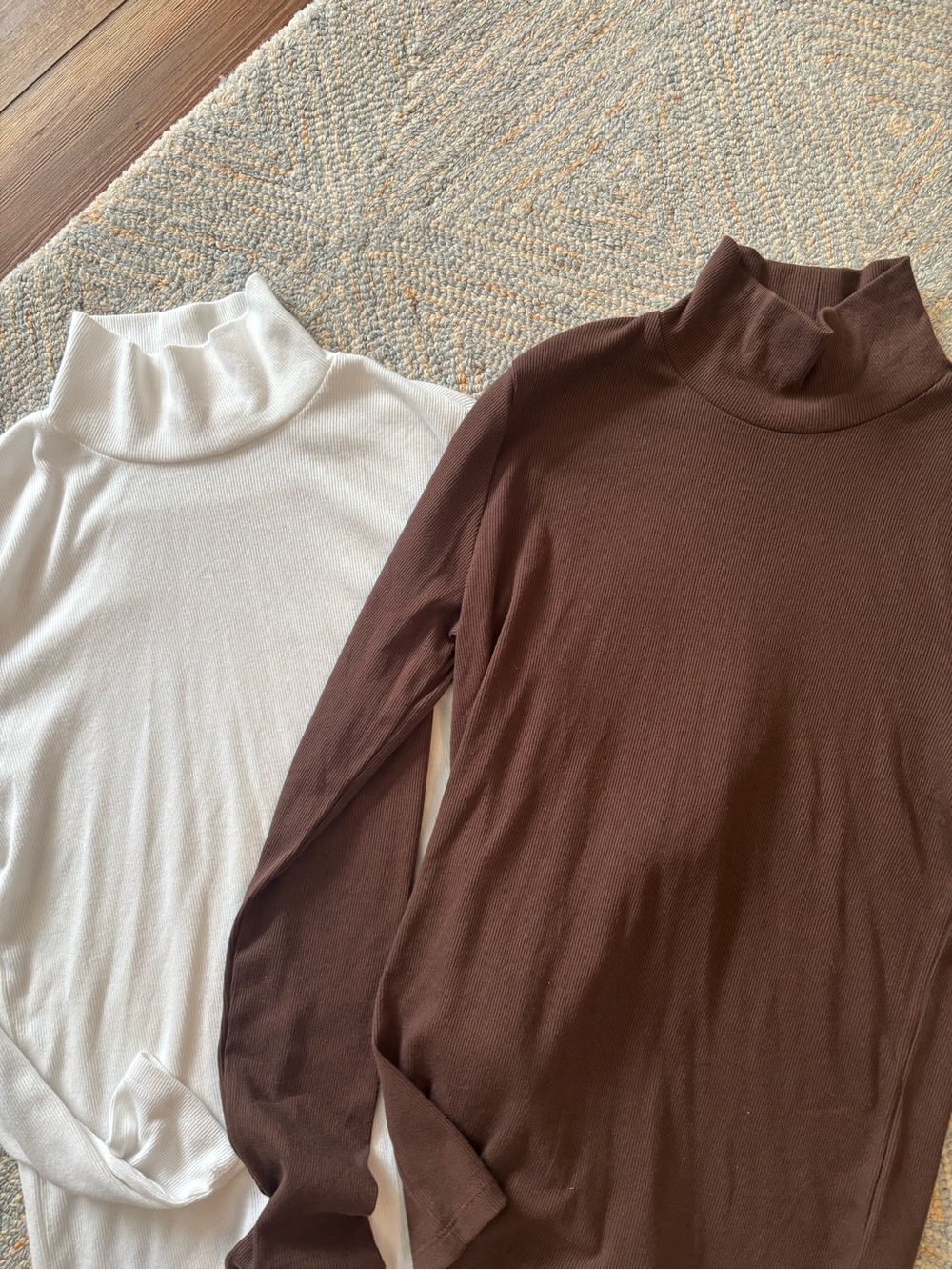 GAP Turtleneck Long Sleeve Knit Top in White & Brown Bundle
